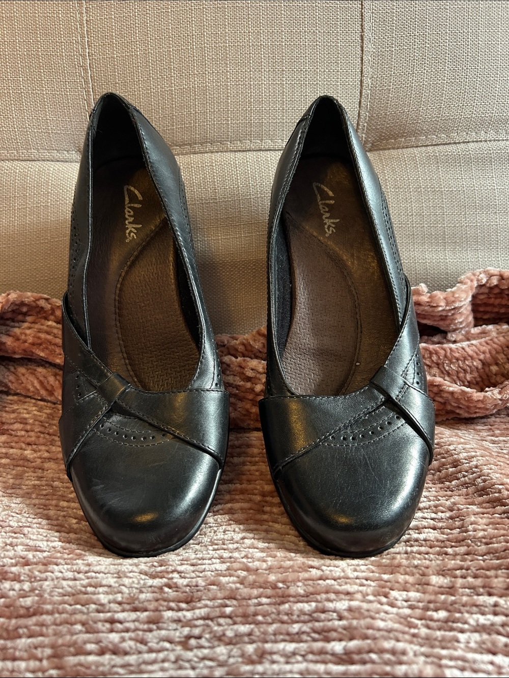 Clarks Black Leather Crossover Detail Slip-Ons Size 7.5